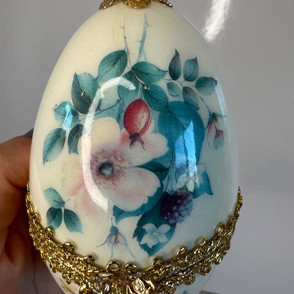 Vintage Real Eggshell Hand Painted Trinket Box Floral Gold Trim 5 Inch Tall 70’s - Picture 5 of 15